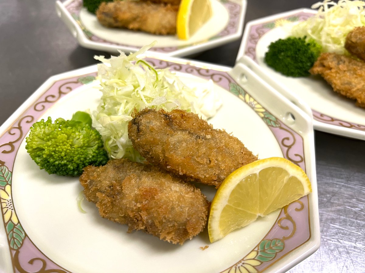 今年も“冬の味覚”牡蠣の季節が始まりました
広田湾では牡蠣むきがスタートし、ホテルにも初物が届いています
目の前の海で育った牡蠣を、夕食でサクッとカキフライにしてご提供中
※仕入れ状況によってお出しできない日もあります。
ご予約時にお問い合わせください
＃岩手　＃陸前高田　＃牡蠣
