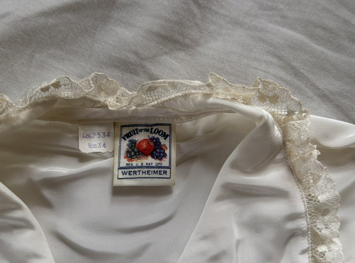 fulltimefig's tweet image. 1940s Fruit of the Loom tag on a blouse I recently bought