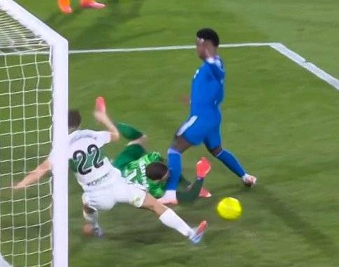 RaphinaaV1's tweet photo. No Foul 😂 https://t.co/4B3lHCDu3r