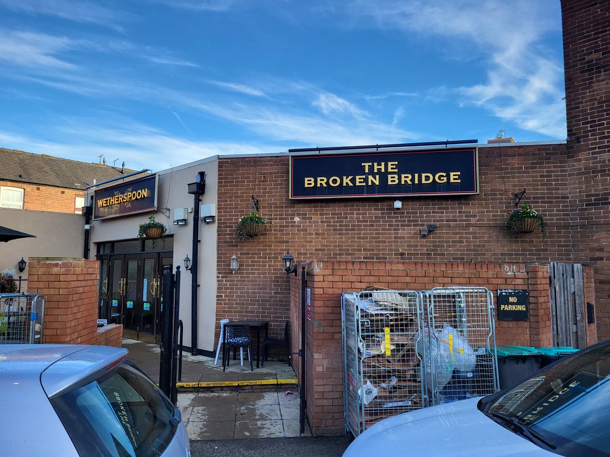 LennoxLudi65's tweet image. Vor zwei Tagen habe ich meinen 60. Geburtstag in #England gefeiert. Vom Stützpunkt #Doncaster aus wählte ich #Pontefract als Ziel für diesen Tag. Ein kleiner Pub Walk war immerhin machbar ☺️ Alles richtig gemacht 😇 Danke an alle, die an mich gedacht haben.