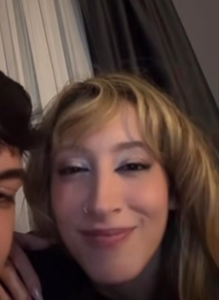 basakyelekcii's tweet image. alıntılara mentlere bakıp olayı çözmeye calisirken bir saattir böyleyim