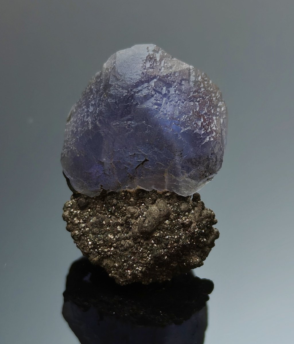 💙💙ポルトガル産の珍しい蛍石。石英の上に黄鉄鉱が乗っており、その上