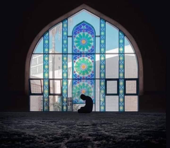 "ظَهْرِي لغيرك لستُ أُسْنِدُهُ 
يارب أنت العونُ والسَّنَدُ"