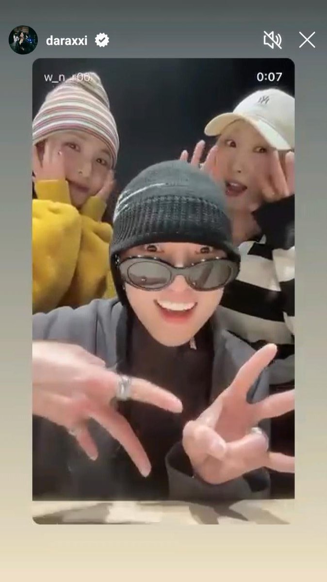 ynjnmnhn's tweet photo. 2NE1's Dara reposted to Instagram Story &amp; commented on the post:“💙”
2NE1's Minzy reposted to Instagram Story with caption:“(We) did the #MEchallenge together with SEUNGYOON-ie. It's no secret that JINWOO Oppa was the one who took the pictures.🤫” &amp; commented on the post:“👍🏻💙” https://t.co/GAHJUIgq72
