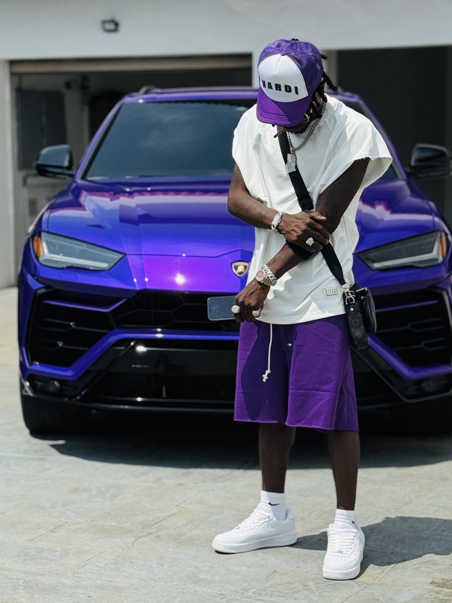 shattawalegh's tweet image. If you see your fav pose like this infront of an expensive car then Ibe video clip or photoshoot  or he go on tour 🤣🤣🤣 

We get am for here like movie 🩸💪