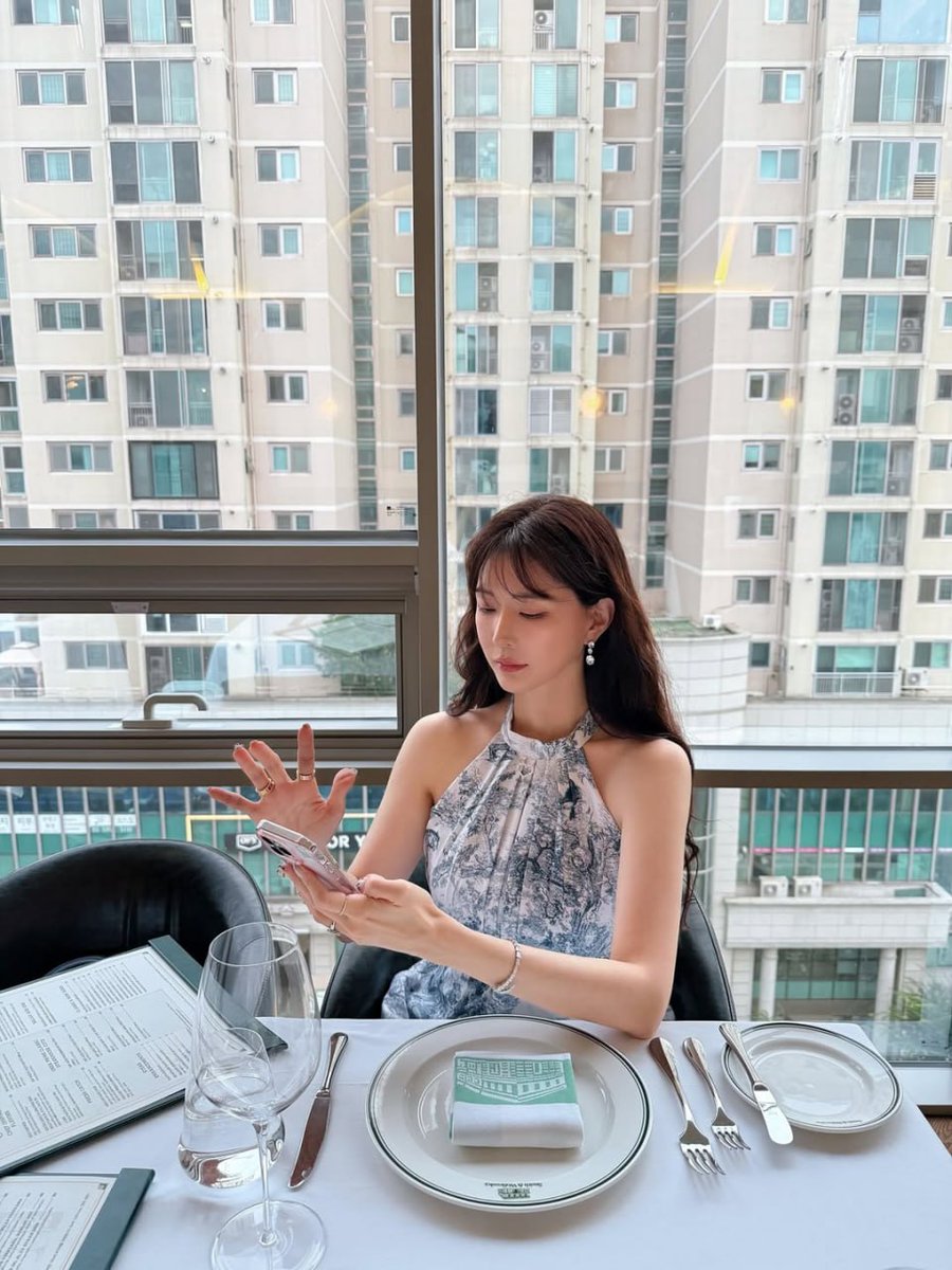 nancilzx's tweet image. Enjoying a moment of tranquility, savoring the little things. ✨📱 #CityViews #ChicVibes #RelaxAndUnwind