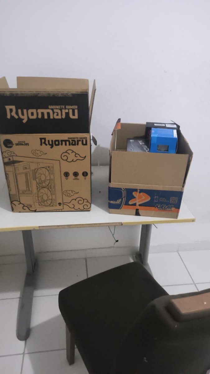 v1tUrr's tweet photo. a mesa toda lascada di pobre e a cadeira da cozinha mas o pczao ta vino https://t.co/om9cW53yL5