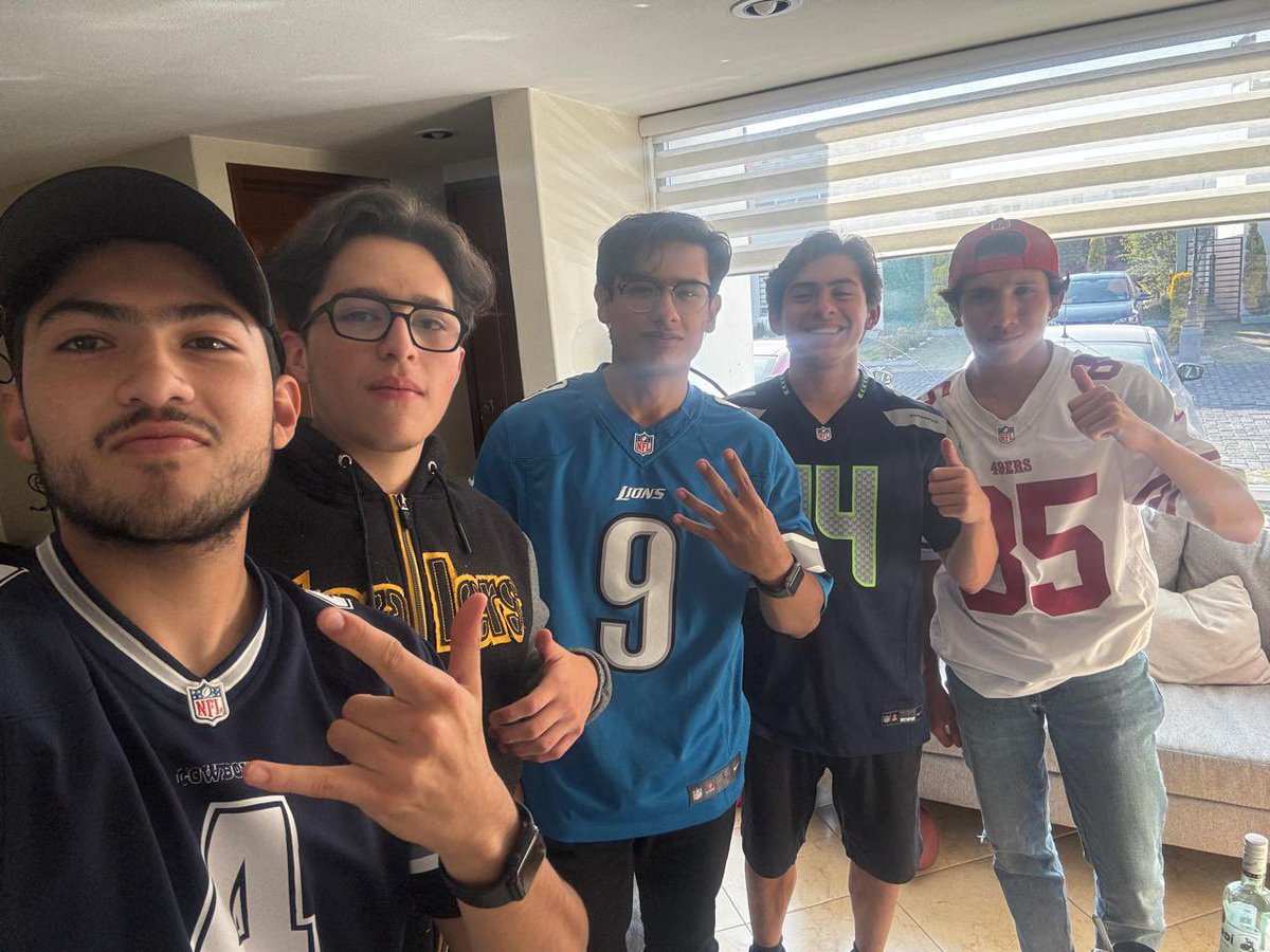 PensivePower's tweet photo. Un saludo desde calimiami establo de México #foximpactonfl #Cowboys @FOXImpactoNFL https://t.co/kBcGsz5vmS