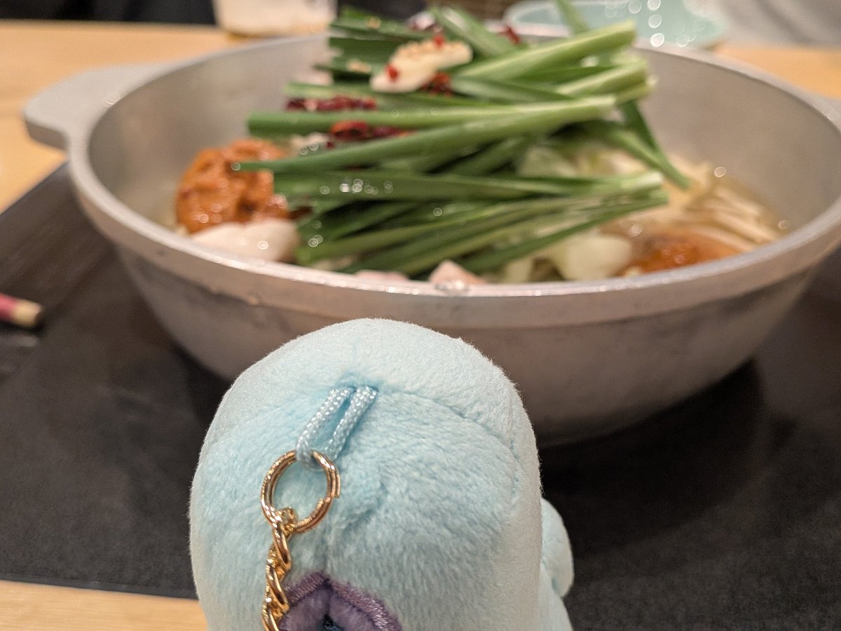 天使のたまごを見て、もつ鍋の番をするヌオー🍲