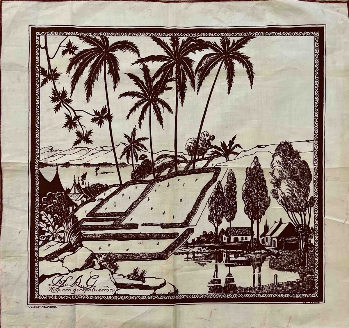 Batik (Industrieel) Gedenkdoek: Witte vierkant doek met opdruk in bruin. 

Rechts een Hollands landschap met boerderijen en water, Linksonder een koloniaal landschap met plantages en palmbomen. 

Met de opschriften: H.A.G. Hulp aan gerepatrieerden. Vlisco-Helmond. Jac. Rijkse.