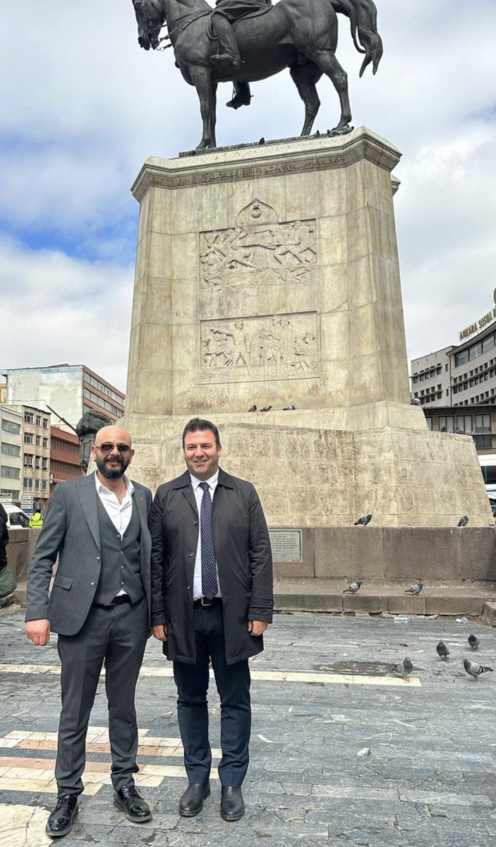 Ne zaman bir araya gelsek;

Diyadin’in ayazında yolda donmamak için yan yana yürüdüklerimiz  gelir aklımıza.

Ortaokulda kantin sırası bize gelene kadar teneffüs çoktan bitterdi, Sabrı orada öğrendik. Kantin  bizi büyüttü aslında.

Ama lise yılları Hasan Hoca efsanesiyle başladı.