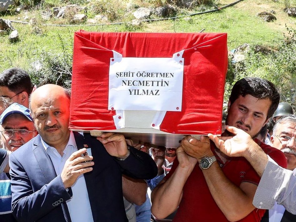 kulaguhan's tweet photo. Öğretmenlerimizi kutlamamız gereken gün, terör örgütü PKK’nın şehit ettiği 192 öğretmeni anmak zorunda kalıyorsak, sebebi İmralı’daki teröristtir.

“İşte bu yüzden affetmeyeceğiz, barışmayacağız!” https://t.co/aLGNJJj9z6