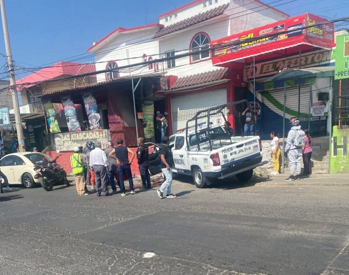 Policías municipales de #Ixtapaluca chocan contra un local comercial en la federal México-Puebla a la altura del Fraccionamiento José de la Mora, cuerpos de emergencia ya en el lugar.