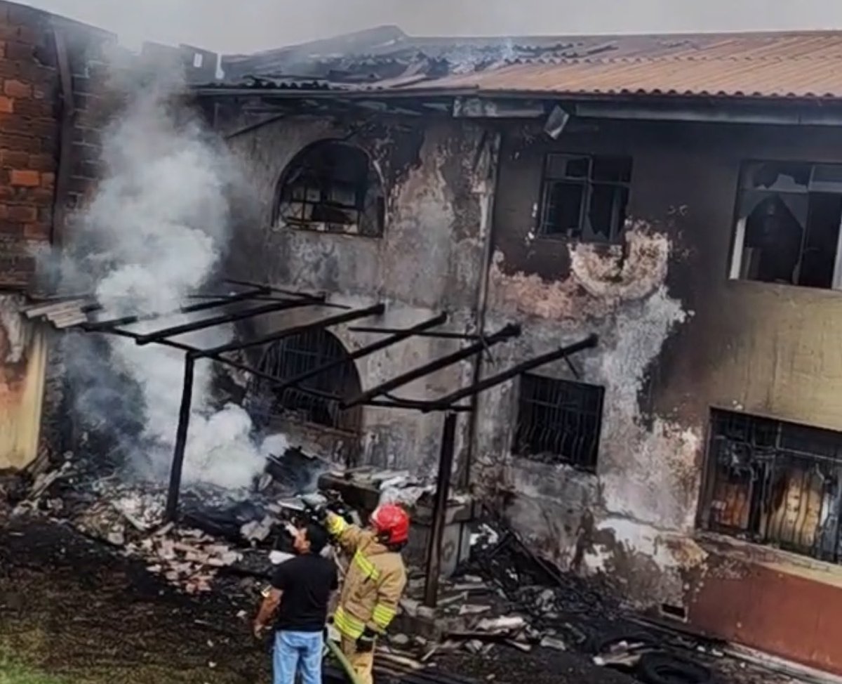 Riesgos_Ec's tweet photo. Debido a incendio estructural en #Cuenca, se registran las siguientes afectaciones: 
• 4 personas heridas leves
• 1 vivienda afectada 
• 1 bodega afectada

Las personas heridas fueron atendidas por @Bomberos_Cuenca e @IESSec.

Bomberos continúan con las labores de sofocación, liquidación y remoción de escombros.