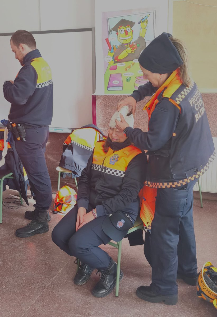 Sábado de formación 📙.
Varios de nuestros voluntarios asisten al curso “Técnicas de autoprotección, seguridad e intervención en incendios interfaz urbano-forestal para equipos multidisciplinares.
<a href="/irenecortesc5/">Irene Cortés Calvo</a> 
<a href="/jcyl/">Junta de Castilla y León</a>