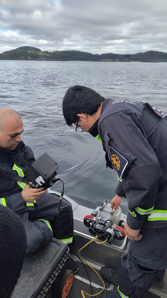 DGTM_Chile's tweet photo. Personal de la Capitanía de Puerto de #Panguipulli, junto a Bomberos y el Gope de Carabineros, continúan con las labores de rebusca de un hombre de 33 años desaparecido desde el día 21 de noviembre, en el lago Panguipulli, entre punta Coz Coz y Cohiueco. https://t.co/A5tYfGRfiy