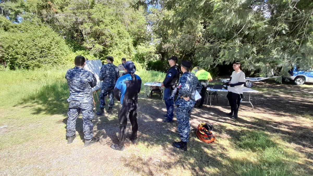 DGTM_Chile's tweet photo. Personal de la Capitanía de Puerto de #Panguipulli, junto a Bomberos y el Gope de Carabineros, continúan con las labores de rebusca de un hombre de 33 años desaparecido desde el día 21 de noviembre, en el lago Panguipulli, entre punta Coz Coz y Cohiueco. https://t.co/A5tYfGRfiy