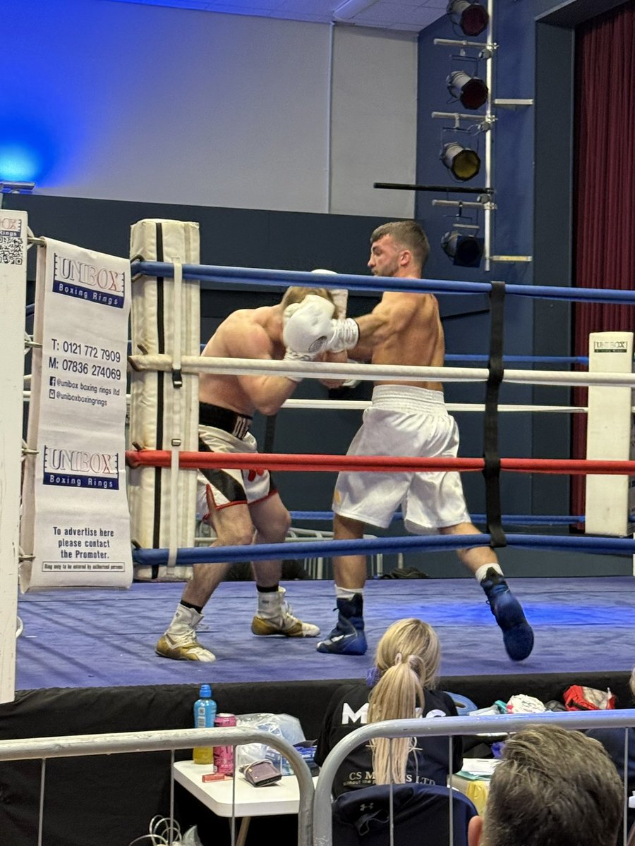 _RobbieMoore's tweet image. 🥊 Crikey! What an incredible event! 

Really enjoyed heading to Victoria Hall last night to support all the lads from Switch Hitters as they held their first fight night in Keighley. All the guys made our town and the Club proud and it was an absolute honour to come along and…