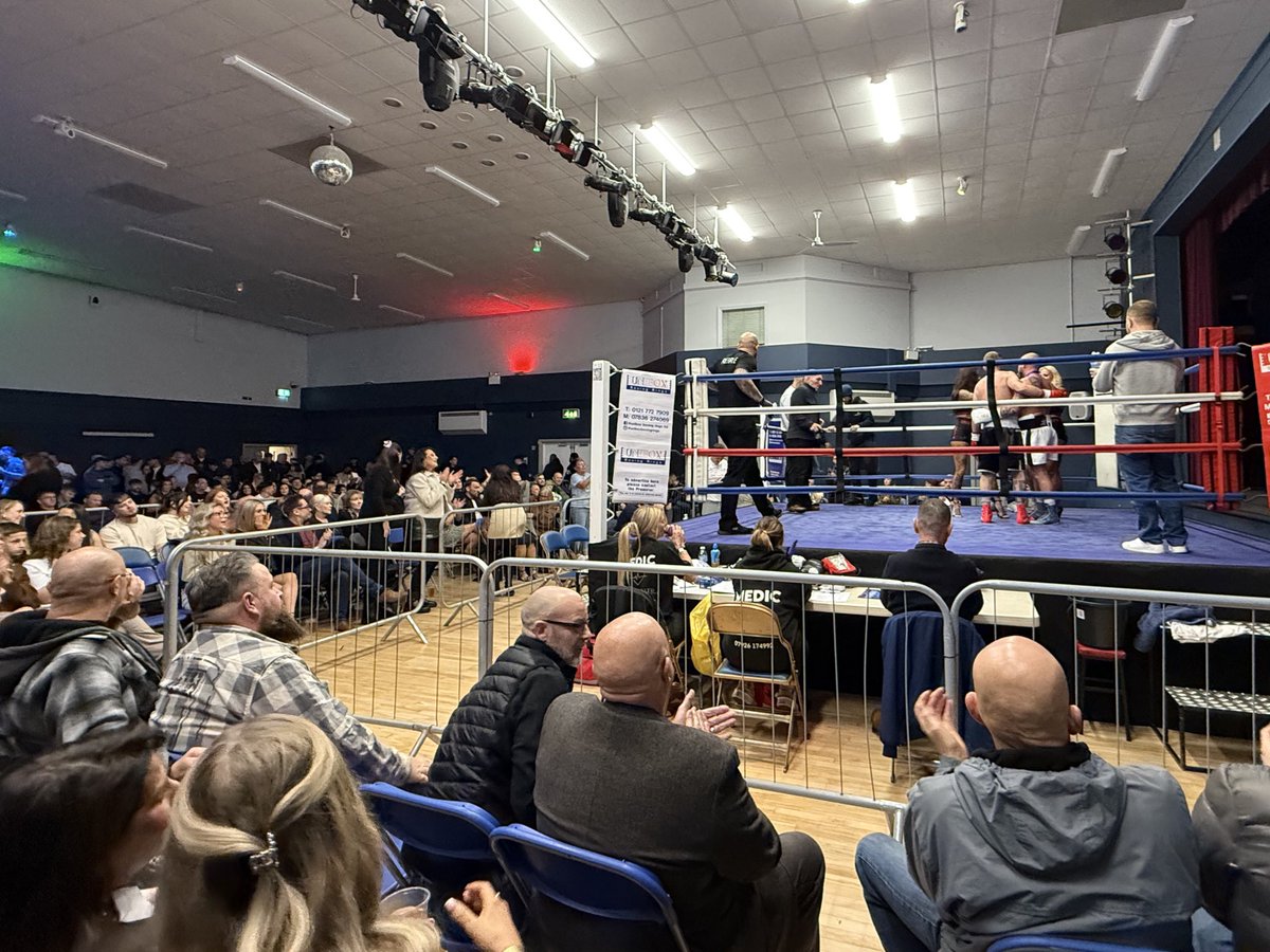 _RobbieMoore's tweet image. 🥊 Crikey! What an incredible event! 

Really enjoyed heading to Victoria Hall last night to support all the lads from Switch Hitters as they held their first fight night in Keighley. All the guys made our town and the Club proud and it was an absolute honour to come along and…