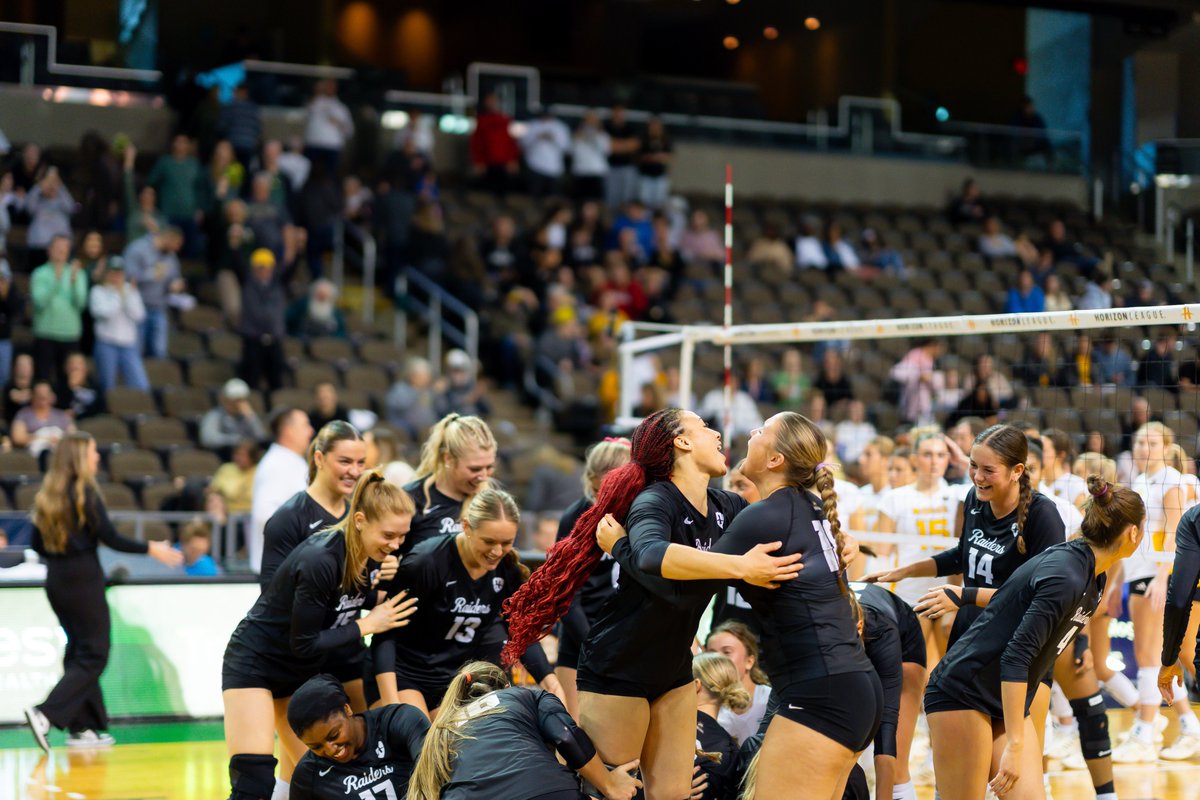 HorizonLeague's tweet image. Victory Monday with the #HLVB champs!

@WSUVball | @WSURaiders | #OurHorizon 🌇| #MajorExperiences