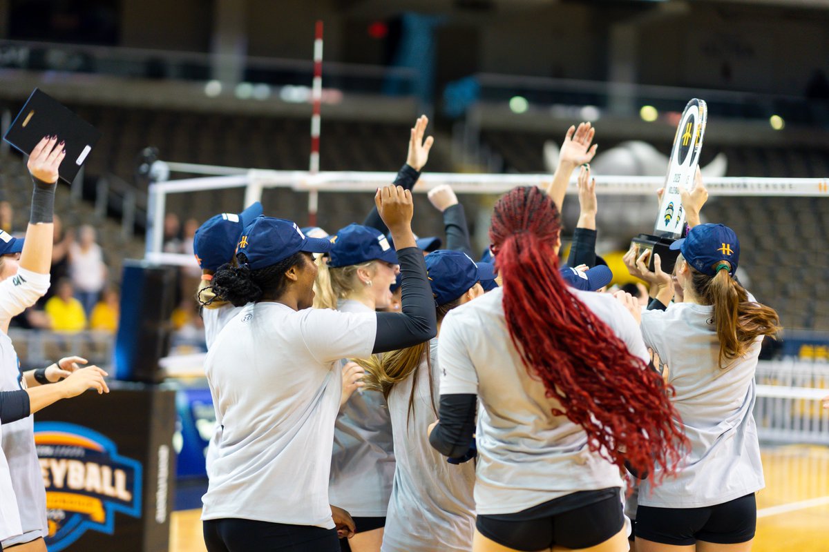 HorizonLeague's tweet image. Victory Monday with the #HLVB champs!

@WSUVball | @WSURaiders | #OurHorizon 🌇| #MajorExperiences
