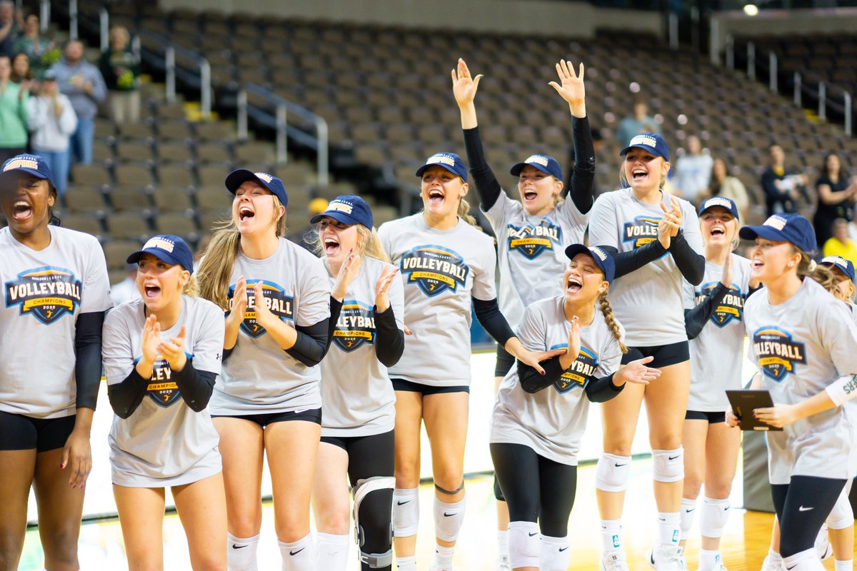 HorizonLeague's tweet image. Victory Monday with the #HLVB champs!

@WSUVball | @WSURaiders | #OurHorizon 🌇| #MajorExperiences