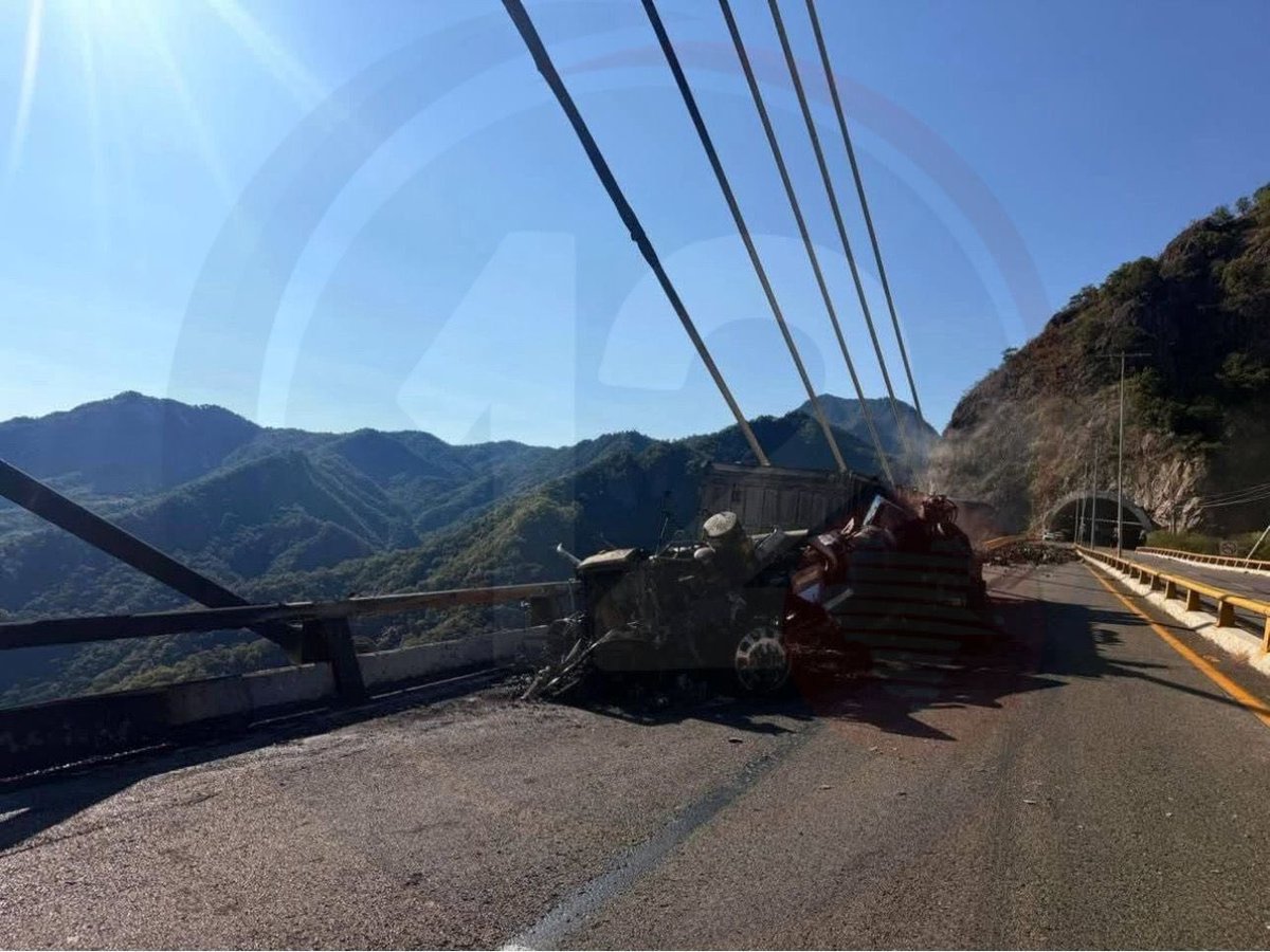 Canal12Dgo's tweet image. 🟠 CIERRE PARCIAL DE CIRCULACIÓN 🟠

En la Autopista Durango–Mazatlán (km 163) continúa la circulación intermitente en ambos sentidos por la atención de un accidente que incluye volcadura e incendio de un tractocamión.

#Tráfico #DurangoMazatlán #PrecauciónVial #ÚltimaHora