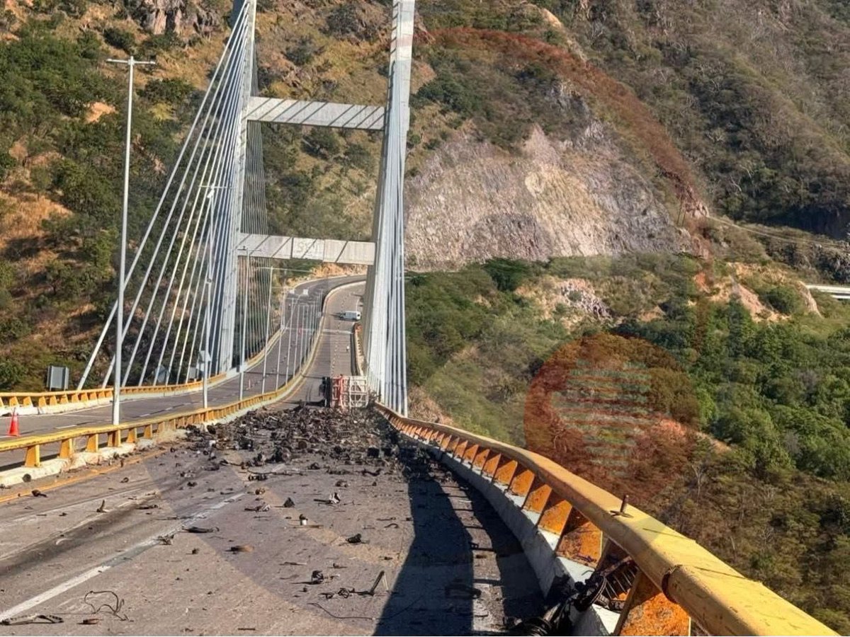 Canal12Dgo's tweet image. 🟠 CIERRE PARCIAL DE CIRCULACIÓN 🟠

En la Autopista Durango–Mazatlán (km 163) continúa la circulación intermitente en ambos sentidos por la atención de un accidente que incluye volcadura e incendio de un tractocamión.

#Tráfico #DurangoMazatlán #PrecauciónVial #ÚltimaHora
