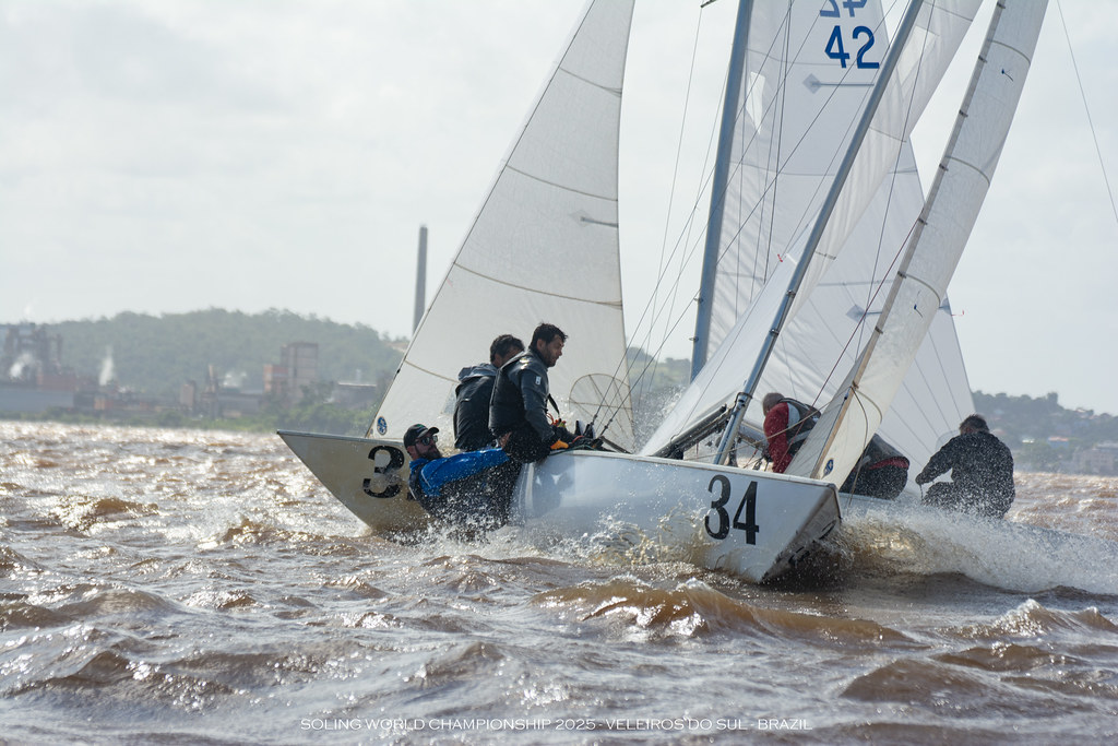 BRA 86 Hartmann, Sidou and Silva, World Champions at Don't let me down, a final race this Sunday with 20-28 knots, great action fantastic event read more at:
soling.com/article.asp?Id…
<a href="/veleirosdosul/">Veleiros do Sul</a>
<a href="/caveposeidon/">La cave de Poséidon</a>
<a href="/kwindoo/">KWINDOO</a>
@solingbrasil