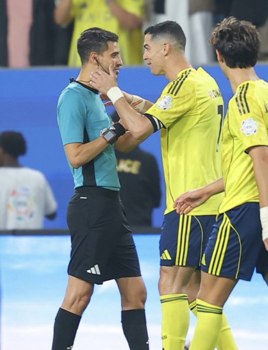 raig_mzagi's tweet image. هل يحق لأي لاعب ان يتعامل مع الحكم بهذه الطريقة 
@fifacom_ar