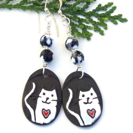 ShadowDogDesign's tweet image. New! Artisan Hand Painted Ceramic #Kitty #Cat #Earrings w/ Faceted Fire Agate Gemstones!  via @ShadowDogDesign #ShopSmall #CatLover #ChristmasGift #CatEarrings             bit.ly/KittyLoveSD