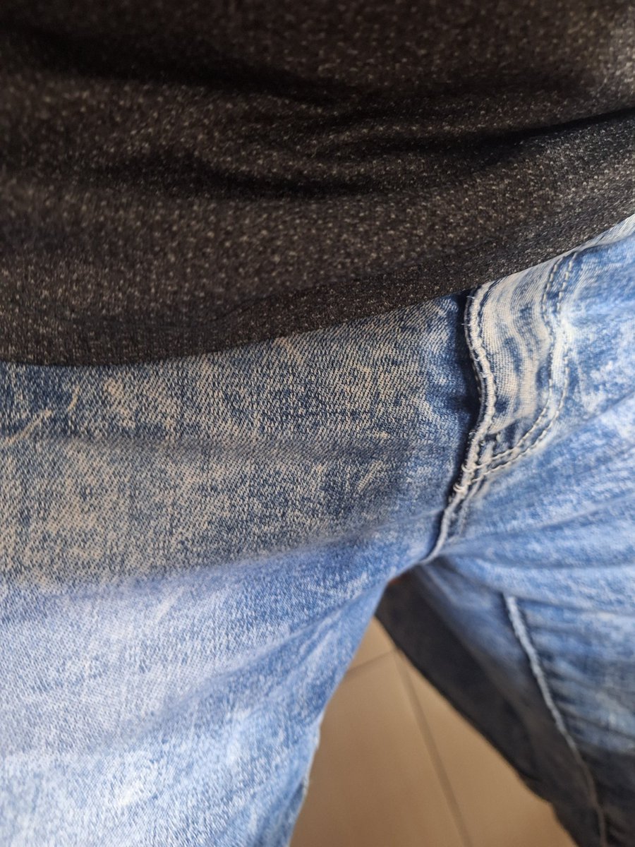 牛仔褲鼓起來的屌包
走在路上  會讓人忍不住多看一眼