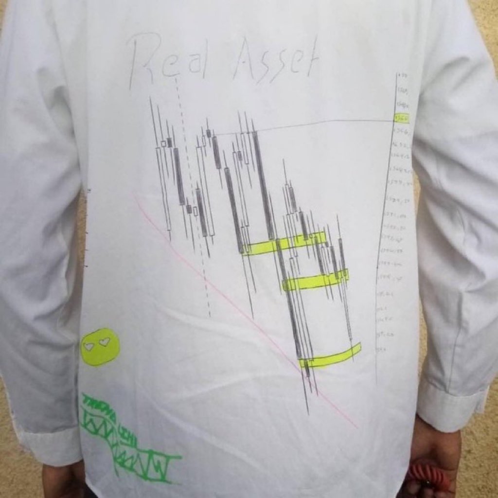 jaywaiforex's tweet photo. Just left school, and someone drew this on my shirt 

Real Asset

#XAUUSD https://t.co/dqvjtVLxVz