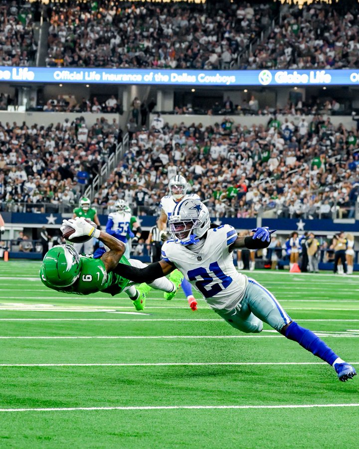 The shot of this DeVonta Smith catch 🤯

(📷: <a href="/Eagles/">Philadelphia Eagles</a>)