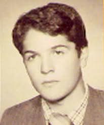 Öğretmen Hüseyin Aydemir, 26 yaşında bir fidandı. İlk ataması Batman Gercüş Aydınca Köyü’ne yapılmıştı. Bayrağımızı indirmeyi reddettiği için 11 Mart 1988’de PKK tarafından bayrak direğine asılarak şehit edilen Hüseyin Aydemir Öğretmenimizi rahmetle anıyoruz.

#ŞehitÖğretmenler