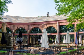 TrueCrimeUpdat's tweet image. ⚠️WARNING: This post describes a fatal shooting incident involving domestic violence.

Two people are dead and another is in critical condition following a shooting at the Two Brothers Roundhouse restaurant in Aurora on Saturday night.

Police responded to multiple 911 calls…