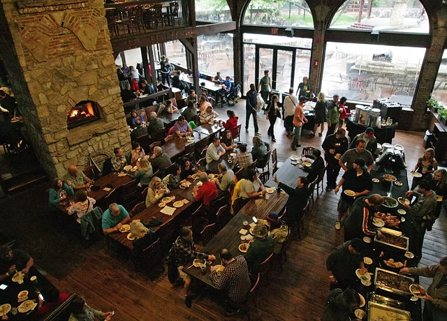 TrueCrimeUpdat's tweet image. ⚠️WARNING: This post describes a fatal shooting incident involving domestic violence.

Two people are dead and another is in critical condition following a shooting at the Two Brothers Roundhouse restaurant in Aurora on Saturday night.

Police responded to multiple 911 calls…