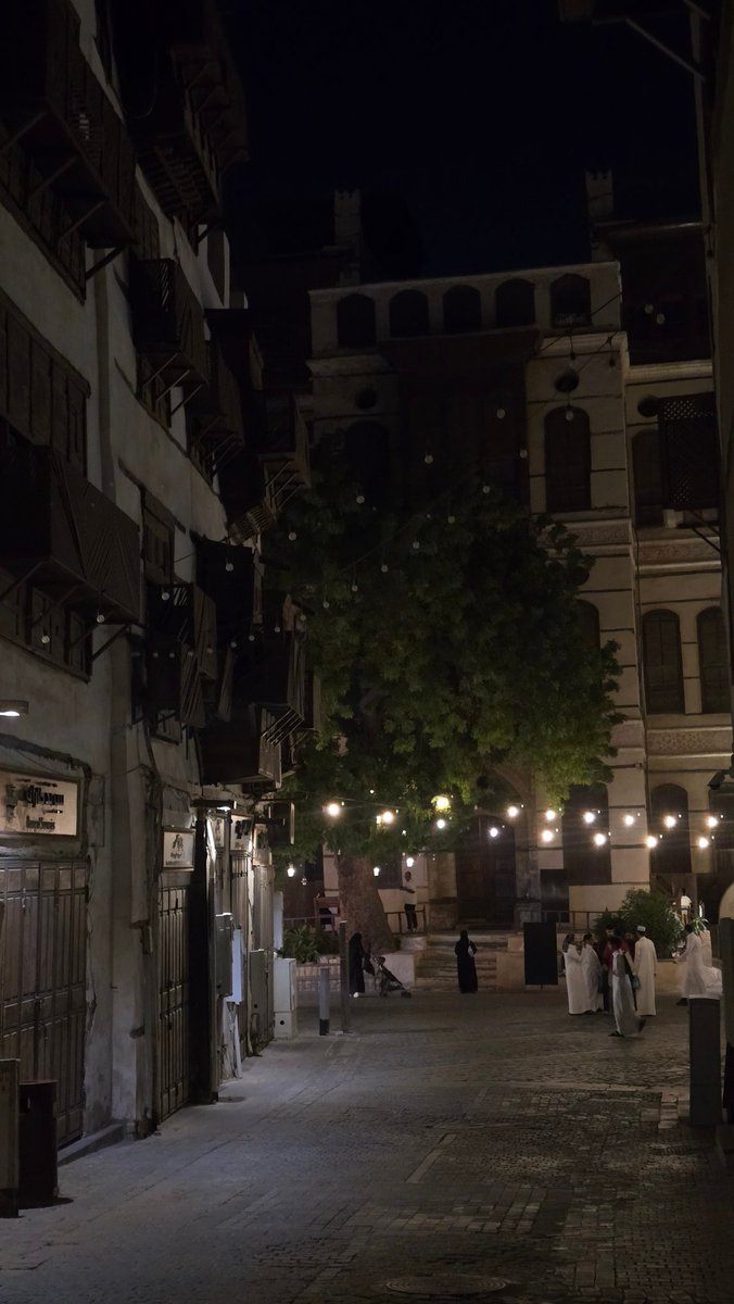 AmineBatool's tweet image. The lights were yellow and the yellow made the whole atmosphere better, but when I wanted to capture the yellow, the stupid white balance cancelled it like a bitch 
Glad I was able to take tons of photos with the yellow hue