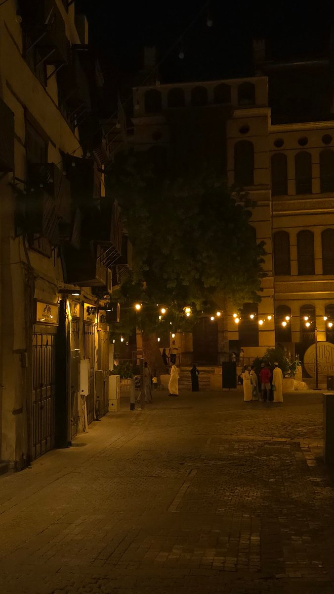 AmineBatool's tweet image. The lights were yellow and the yellow made the whole atmosphere better, but when I wanted to capture the yellow, the stupid white balance cancelled it like a bitch 
Glad I was able to take tons of photos with the yellow hue