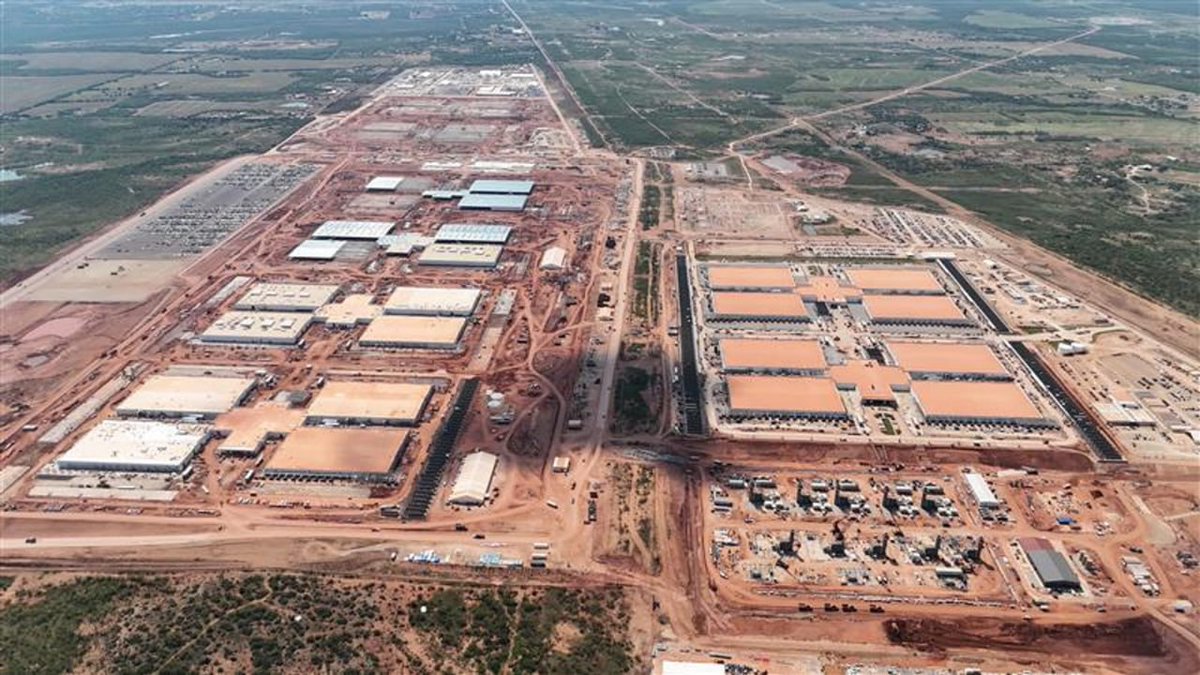 Humanbydesign3's tweet image. The new #skynet super center in Abilene Texas is evolving at warp speed... it will soon fuse into every city and town for #China like surveillance...👇🏻👇🏻