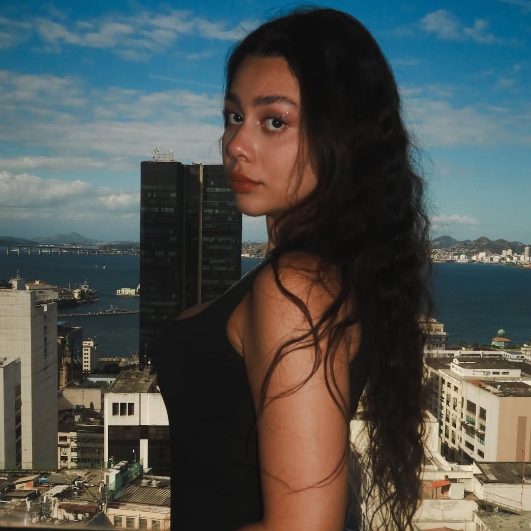 yisafada's tweet image. - foto de 2023
- tava passando por um período emocional péssimo 
- não usava maquiagens que valorizam o rosto dela
- foto de um SHOW num dia que o Brasil bateu um recorde de 52 GRAUS

se vc abre o Instagram dela vc nem precisa descer o feed pra ver que essa mulher é LINDA