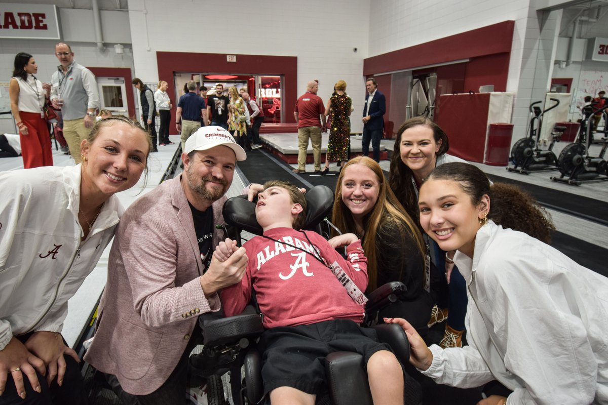 medalistclubua's tweet image. Some of our favorite moments from the VIP meet and greet before Friday Night Heights 2025!

#rolltideroll🐘 #TheMedalistClub #BamaGymnastics #AlabamaGymnastics #BamaGym #RollTide

Join The Medalist Club at BamaGymnastics.org
