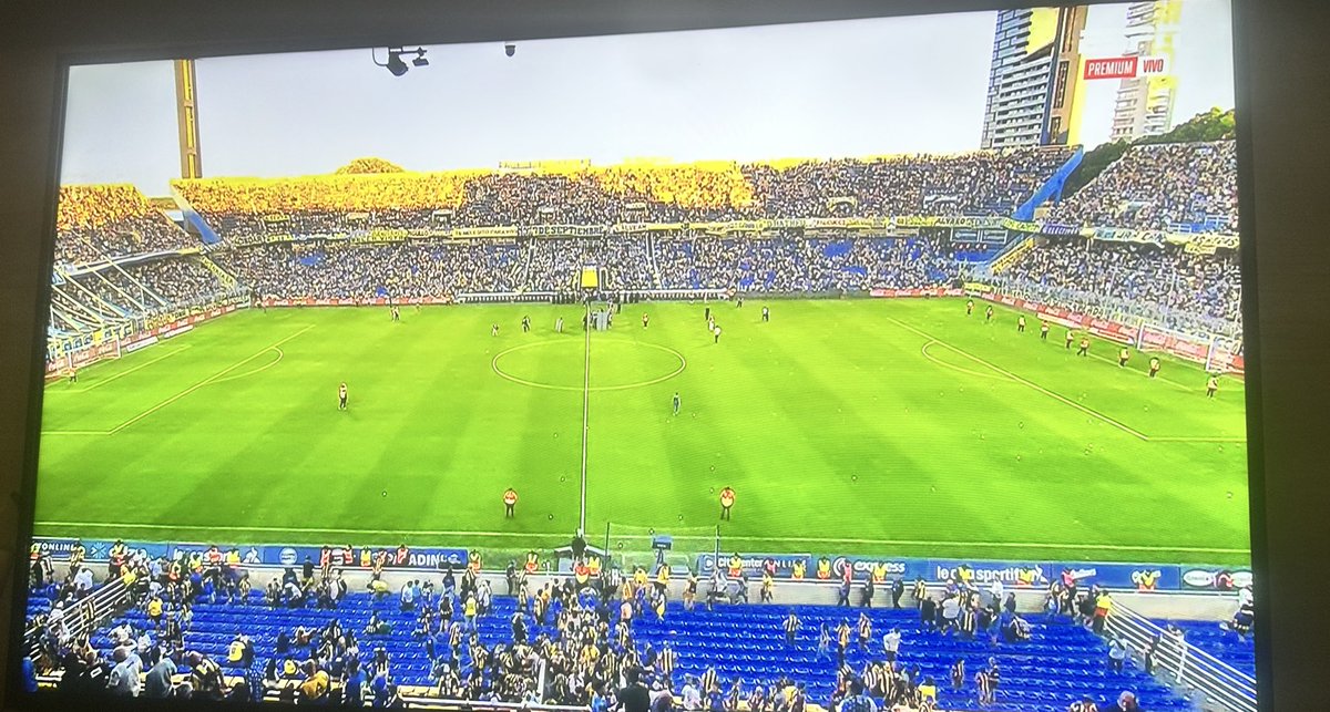 Newellsynmas's tweet photo. EL ÚNICO " B" AMPEON QUE NO FESTEJA! SOS LA VERGÜENZA DEL PAÍS https://t.co/OOmNwnqqbJ