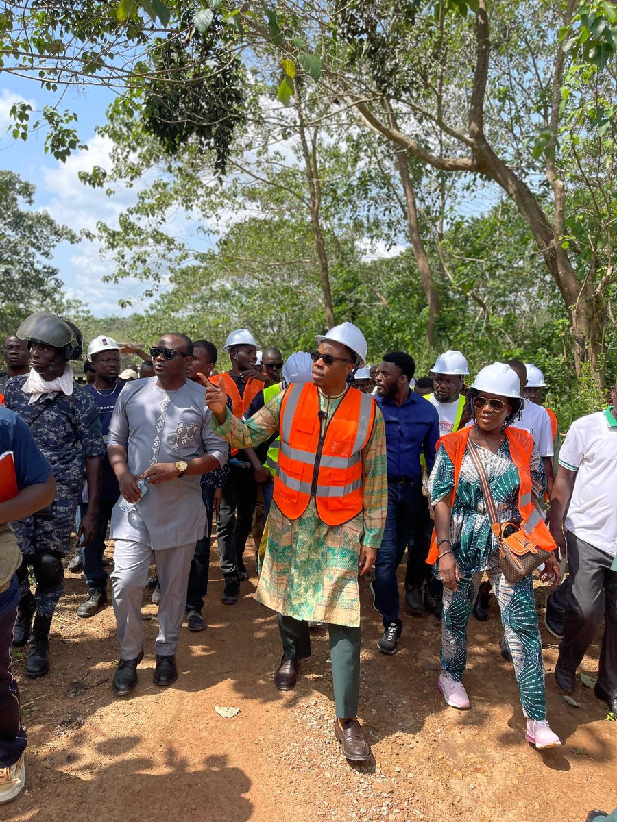 dsengeh's tweet image. 15 hours later (8hours after a ~24 hour flight) we are still on the road. Together #WeAreDelivering on the Rehabilitation and Expansion of 101-yr old Bunumbu College and Construction of 180m Manowa Bridge. Thank you @julius_maadabio for promoting a radically inclusive development