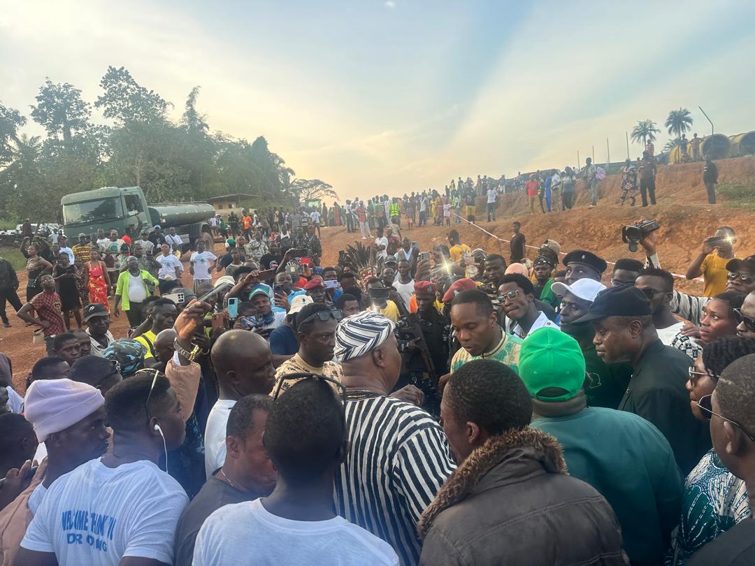 dsengeh's tweet image. 15 hours later (8hours after a ~24 hour flight) we are still on the road. Together #WeAreDelivering on the Rehabilitation and Expansion of 101-yr old Bunumbu College and Construction of 180m Manowa Bridge. Thank you @julius_maadabio for promoting a radically inclusive development