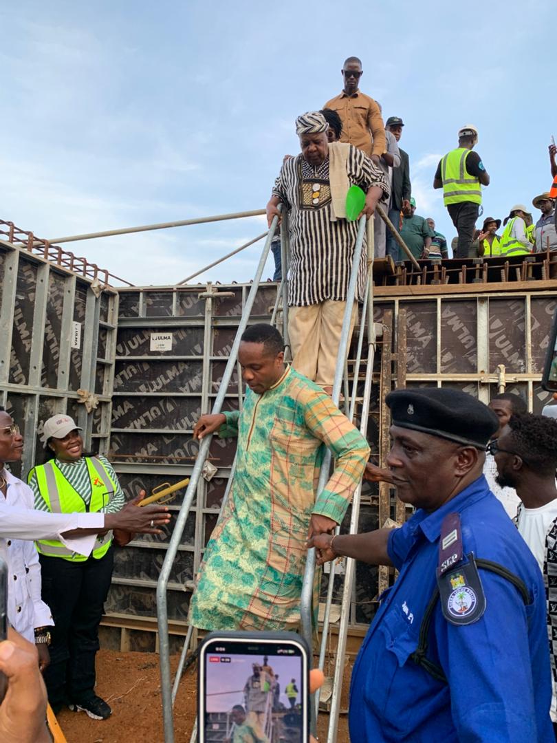 dsengeh's tweet image. 15 hours later (8hours after a ~24 hour flight) we are still on the road. Together #WeAreDelivering on the Rehabilitation and Expansion of 101-yr old Bunumbu College and Construction of 180m Manowa Bridge. Thank you @julius_maadabio for promoting a radically inclusive development