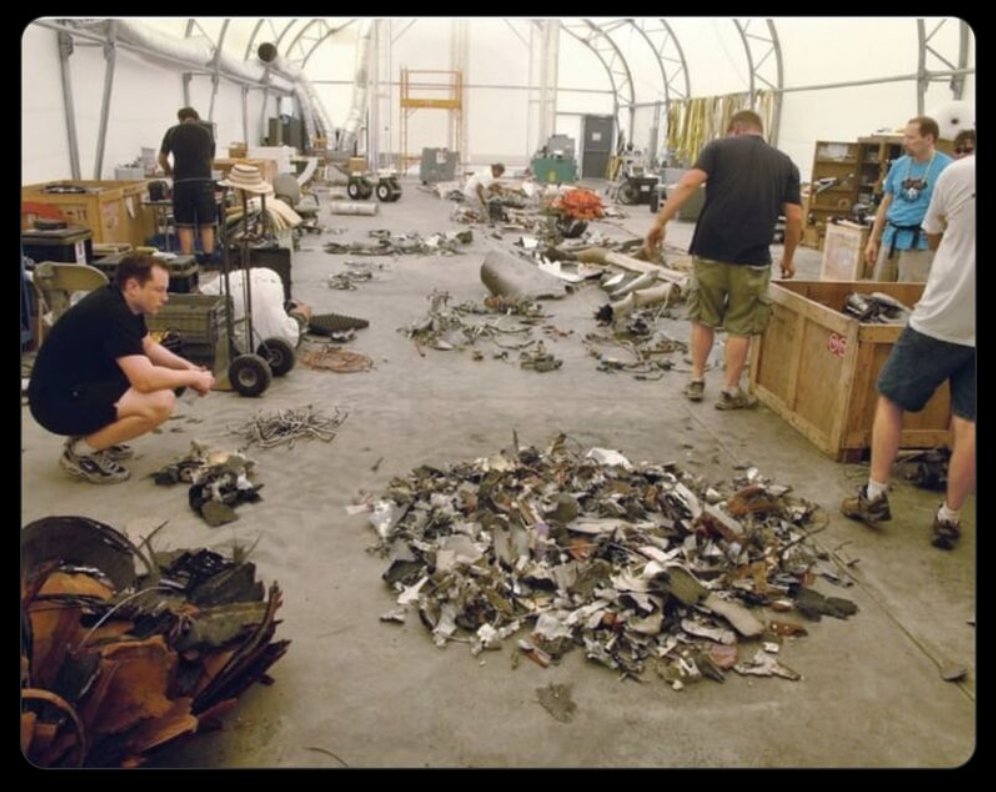 BhoomiSinghani's tweet image. Before you quit, remember:

This is Elon in 2008 - after 3 failed rocket launches.
This is Devlabs in 2024 - when only 10 people showed up to our event.

We both called it “the worst year of our life.”

Elon had every reason to quit. Devlabs did too.
But neither of us did.

And…