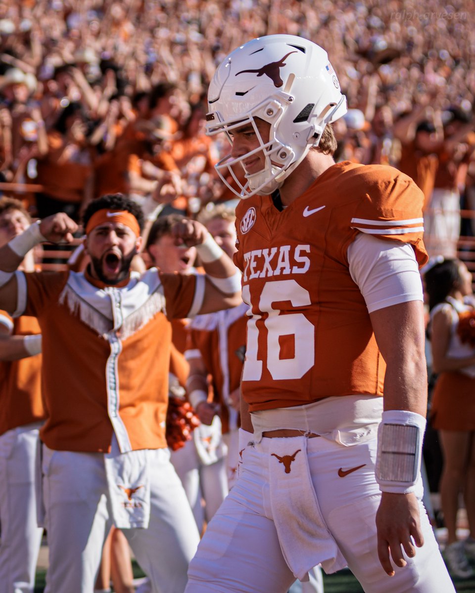 Arch Manning catching a reverse pass for touchdown at the football game between the Texas Longhorns and Arkansas Razorbacks at DKR Texas Memorial Stadium in Austin, Texas on November 22, 2025. 

#ArchManning #HookEm #TexasLonghorns #TexasFootball