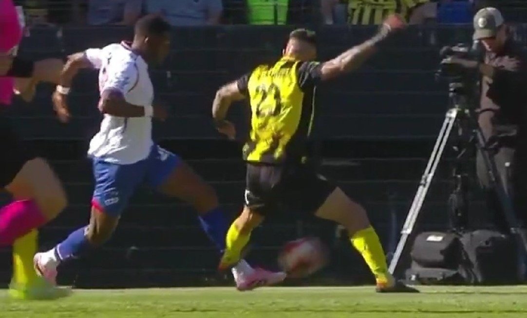 ValenFletcher's tweet photo. Los hinchas de Peñarol están en modo Ruglio, queriendo instalar que el arbitraje los perjudicó, cuando Javier Mendez jugó más de un tiempo regalado. Con la campaña que se generó, ningún arbitro uruguayo brinda garantías. https://t.co/vyMZhVwv3d