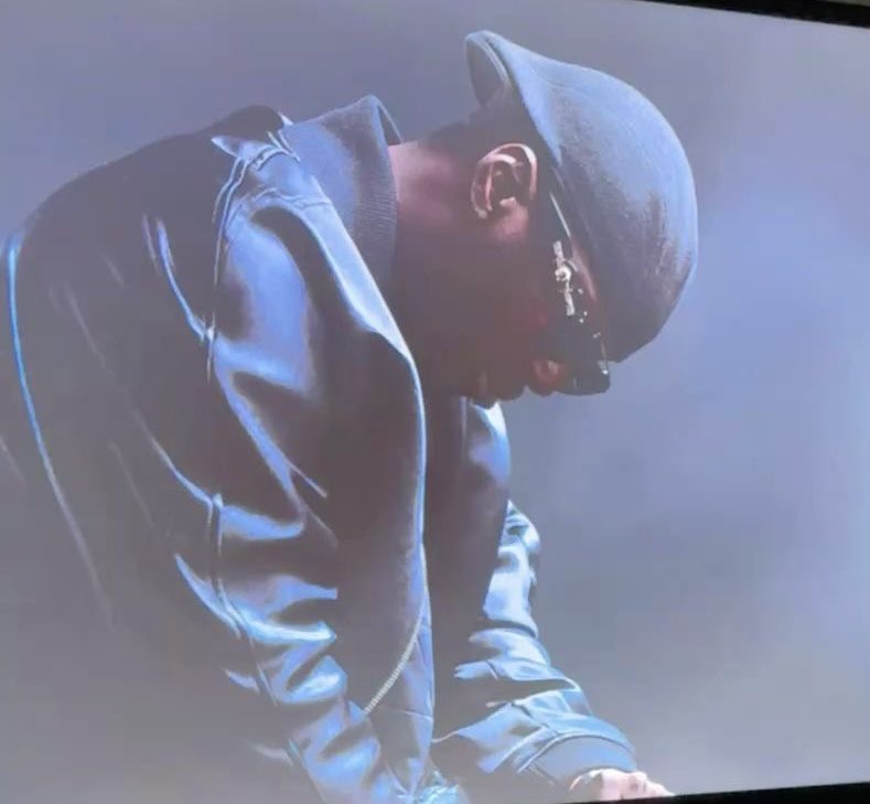 Cristiano Ronaldo qui met un Béret pour rendre hommage à Werenoi 🪽❤️ GOAT